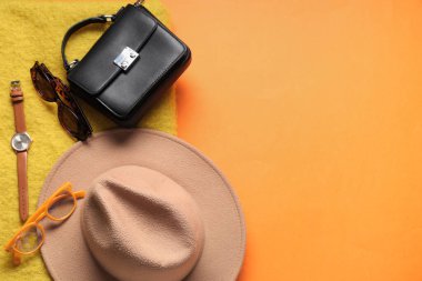 Renkli arkaplanda şık çanta ve farklı aksesuarlar