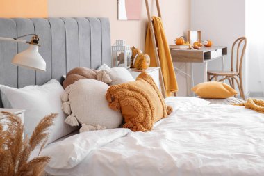 Sonbahar dekorlu yatak odasının içi.