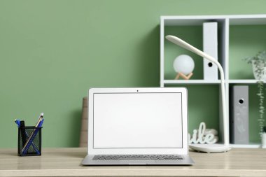 Merkez ofisteki boş ekranlı modern dizüstü bilgisayar.