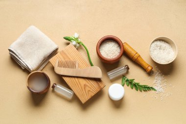 Doğal pirinç suyu, tahıl ve banyo malzemeleriyle renklendirilmiş kompozisyon