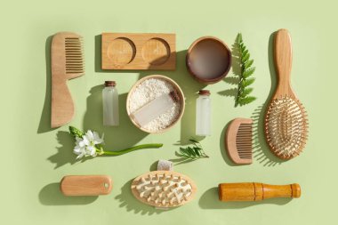 Pirinç suyu, tahıl, ahşap saç tarağı ve yeşil arka planda bitkilerle kompozisyon