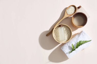 Pirinç suyu, tahıl ve açık arkaplanda temiz havlu bileşimi