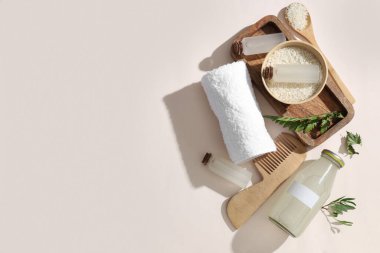 Hafif arka planda pirinç suyu, tahıl ve banyo malzemeleri içeren kompozisyon