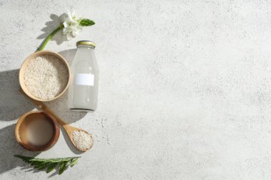 Açık arkaplanda pirinç suyu, tahıl ve çiçek kompozisyonu