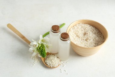 Pirinç suyu, tahıl ve çiçek dolu şişeler.