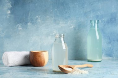 Arkaplanda pirinç suyu, tahıl ve temiz havlu şişeleri