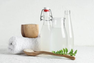 Doğal pirinç suyu, tahıl ve temiz havlu şişeleri.