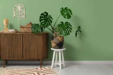 Yeşil duvarın yanında dekoru olan çekmeceler ve desenler.