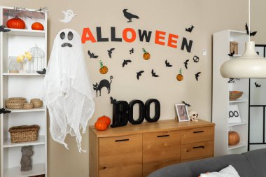 Cadılar Bayramı için hayaletler ve balkabaklarıyla dekore edilmiş güzel bir oturma odası.