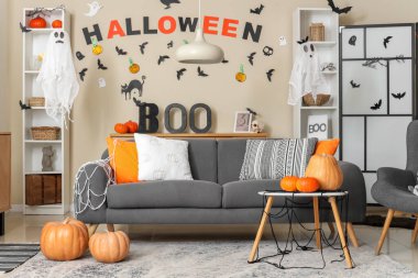 Cadılar Bayramı için hayaletler ve balkabaklarıyla dekore edilmiş şık bir oturma odası.