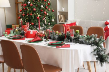 Noel kutlaması için festival odasına kurulmuş yemek masası.