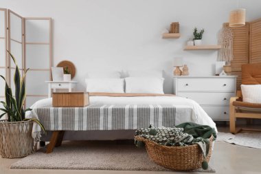 Rahat yatağı olan modern yatak odasının şık iç tasarımı.