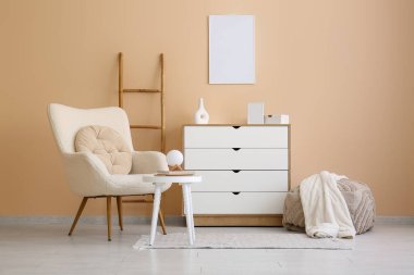 Koltuk, çekmece, puf ve kahve masası oturma odasının iç tarafında.