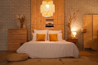 Yatak, çekmeceler, yatak odasının iç tarafında parlayan lamba olan katlanır ekran komodin.