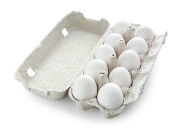 Beyaz arka planda çiğ tavuk yumurtaları olan karton kutu.