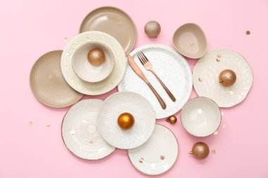 Pembe arka planda güzel masa dekorasyonu ve Noel süslemesi