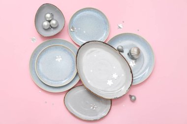 Pembe arka planda güzel masa dekorasyonu ve Noel süslemesi