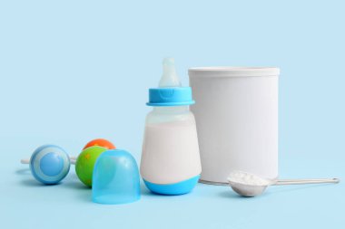 Bebek sütü formülü ile beslenme şişesi ve renk arka planında tıkırtı