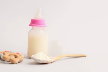 Bebek sütü formülüyle şişelenmiş ve ışık arka planında bağlanmış.