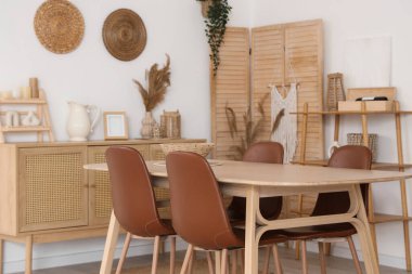 Modern yemek odasının içinde.