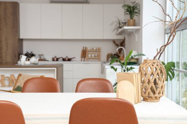 Modern mutfağın içinde bir masa.