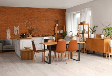 Tuğla duvarlı, modern mutfağın içi.