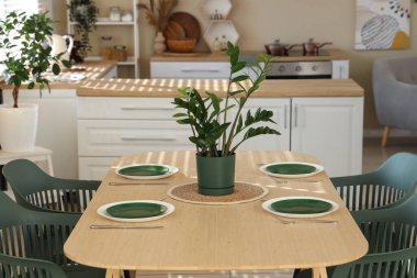 Modern yemek odasında servis edilir.