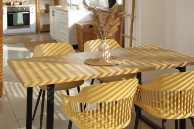 Hafif modern mutfakta yemek masası.