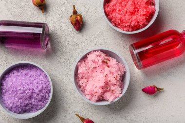 Doğal vücut önlükleri, gerekli yağ şişeleri ve açık arkaplanda gül tomurcukları olan kompozisyon