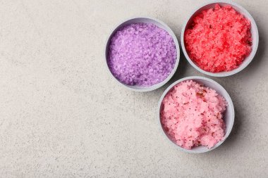 Hafif arka planda doğal vücut önlükleriyle kaseler