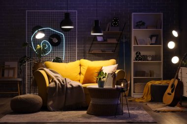 Kanepesi, sehpası ve gece lambaları olan modern oturma odasının içinde.