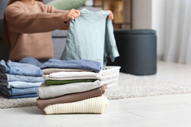 Odada yığınla kıyafet var, yakın plan.