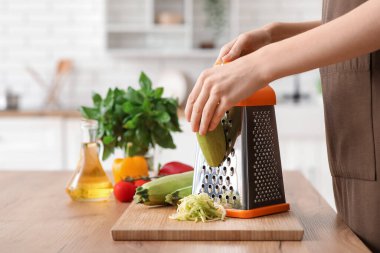 Mutfakta ızgara yapan genç bir kadın.