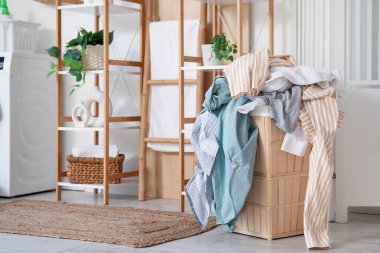 Çamaşır odasında kirli çamaşırlarla dolu sepet.