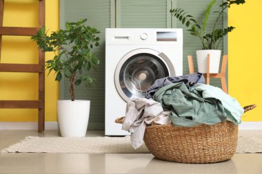 Çamaşır odasında kirli çamaşırlarla dolu bir sepet.