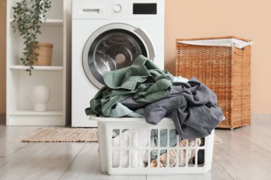 Çamaşır odasında kirli çamaşırlarla dolu sepet, yakın plan.