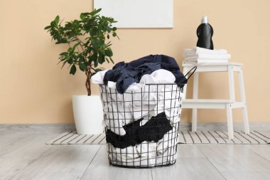 Çamaşır odasında kirli çamaşırlarla dolu bir sepet.