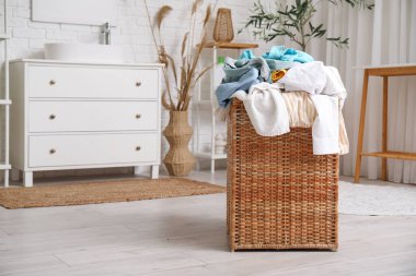 Çamaşır odasında kirli çamaşırlarla dolu bir sepet.