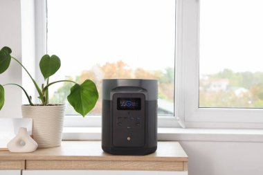 Odadaki pencerenin yanında tesisi olan taşınabilir elektrik santrali.