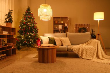 İçinde kahve masası ve Noel süslemeleri açık eski bir kitap olan karanlık oturma odasının içi. Noel hikayesi konsepti