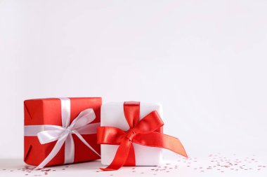 Beyaz arka planda güzel Noel hediye kutuları