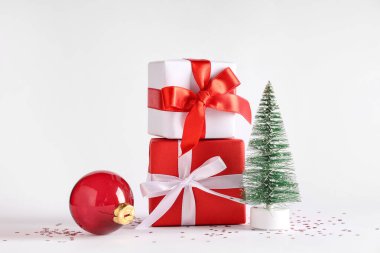 Beyaz arka planda güzel Noel hediye kutuları ve dekor