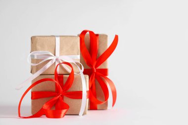 Beyaz arka planda noel hediyesi kutuları