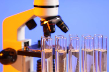 Sıvı ve mikroskop ile test tüpleri, yakın çekim