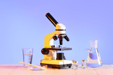 Modern mikroskop beyaz fayans üzerinde cam, spatula ve ampule ile