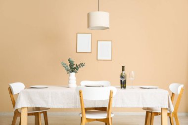 Modern yemek odasında masa ayarlayın.