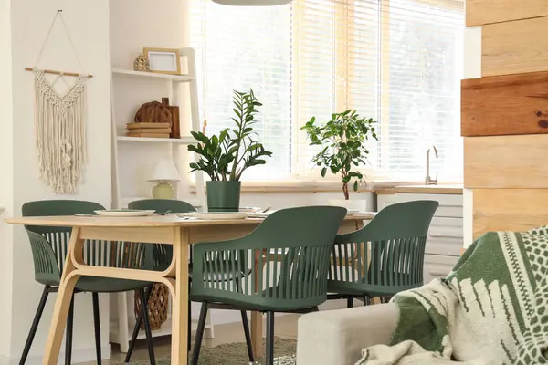 Modern yemek odasının içinde stüdyo dairede.