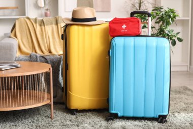 Odada ilk yardım çantası ve yaz şapkası var.