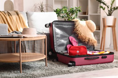 İlk yardım çantaları, şık kıyafetler ve hasır şapkalar.