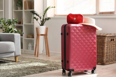 Odada ilk yardım çantası ve yaz şapkası var.